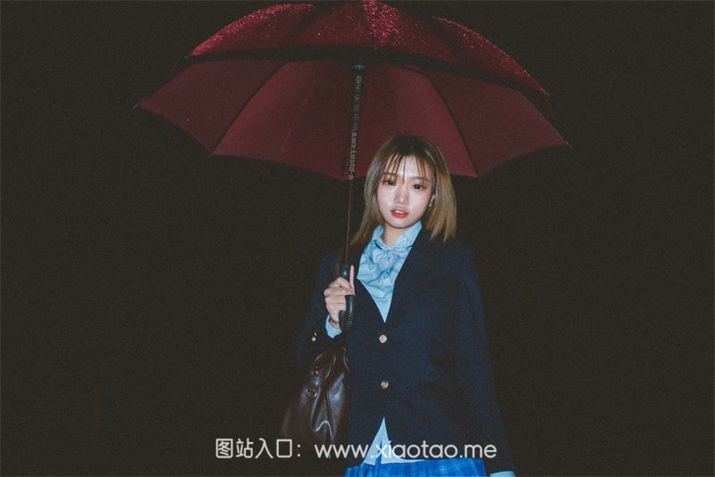 柒柒要乖哦作品图片鉴赏 雨中撑伞的美女姐姐