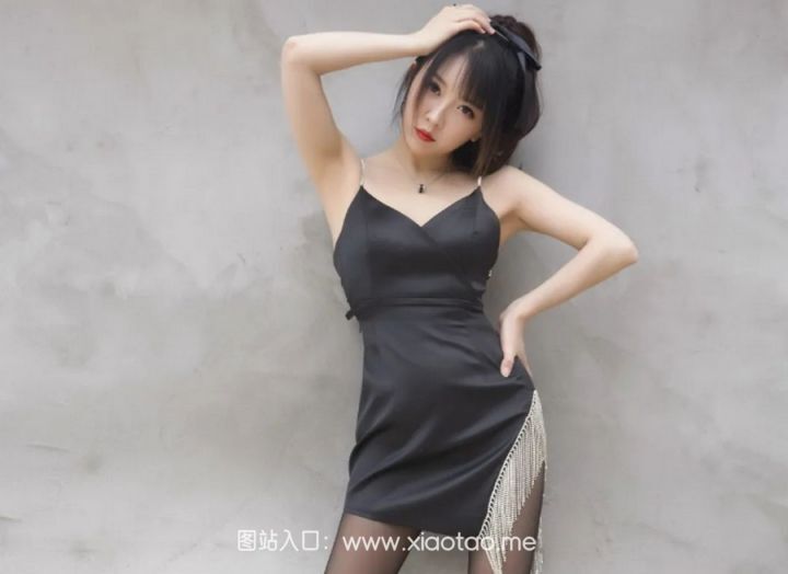 小女巫露娜cos作品黑色流苏连衣裙写真