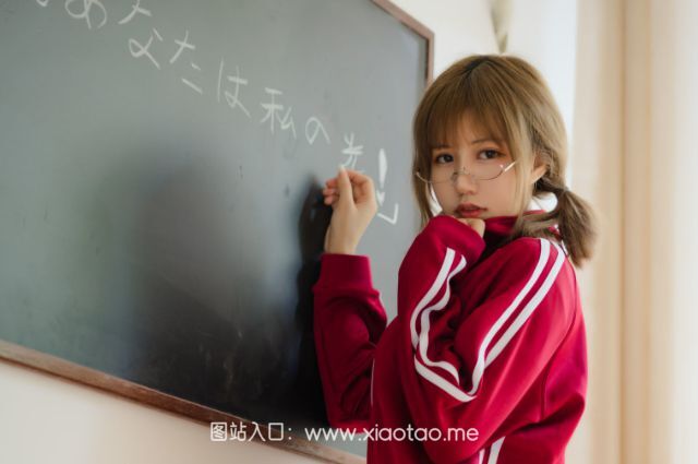 小仓千代w-红色体操服COS作品鉴赏