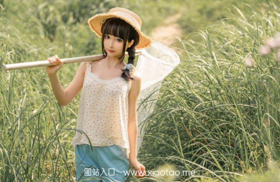 蠢沫沫创可贴战士cos作品，戴着草帽遮阴凉作品泰酷了