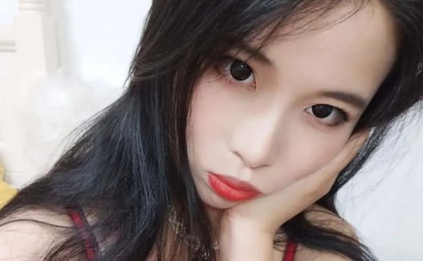 自拍达人轩萧学姐，《酒红色睡衣》自然美看得心花怒放