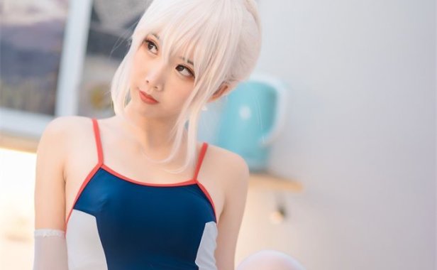 面饼仙儿cos作品穿越死库水与水手服哪个更好看